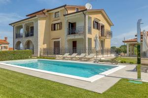 una casa con piscina delante de una casa en Silvia II with Private Pool, en Vižinada