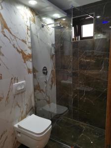 y baño con aseo y ducha. en I&G APARTMENTS, en Kotor