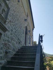 un conjunto de escaleras que conducen a un edificio en I&G APARTMENTS, en Kotor