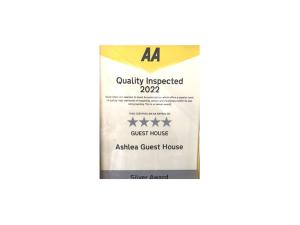 un cartello della struttura ispezionato di qualità per una pensione di Ashlea Guest House a Banbury