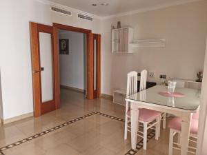 uma cozinha e sala de jantar com mesa e cadeiras em Peñuelas Apartment em Lucena