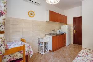 Kuchyňa alebo kuchynka v ubytovaní Apartment studio close to sea + 7 fotografií