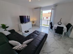 Televízia a/alebo spoločenská miestnosť v ubytovaní Apartman STRIGA