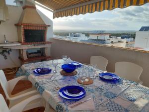 una mesa con platos y vasos en el balcón en À da Mamé - Monte Gordo, en Monte Gordo 41 fotos más