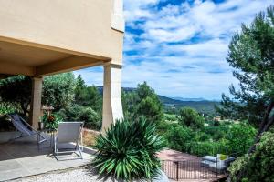 d'une terrasse avec des chaises et une vue sur les montagnes. dans l'établissement Studio Panoramic with the pool near Saint Victoire Aix en Provence, au Tholonet