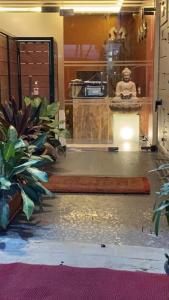 una habitación con una ventana con una estatua en ella en HOTEL VIJAYA LAKSHMI RESIDENCY - YESHWANTHPUR, en Bangalore
