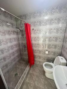 ein Bad mit einer Dusche, einem WC und einem Waschbecken in der Unterkunft Kokhta guest house On the mountain in Jvari