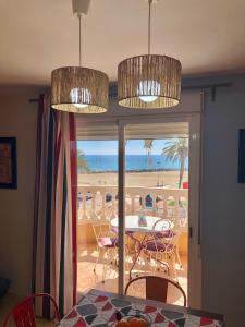 comedor con mesa y vistas a la playa en Apartamentos Playa Torrenostra, en Torrenostra