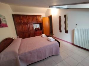 a bedroom with a large bed in a room at casa relax in Laveno-Mombello