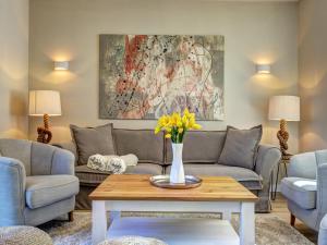 a living room with a couch and a table at Ferienhaus Fritz Reethus mit Sauna und Kamin in Loddin