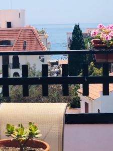 balcone con sedia e vista sull'oceano di Sea View 2 Bedroom Vacation Apartment a Giardini Naxos