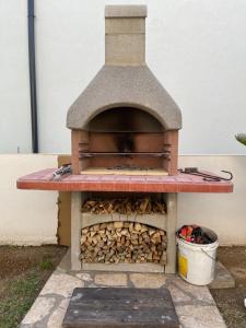 piec do pizzy z kupą drewna w obiekcie Apartments Villa Engeli w mieście Vir
