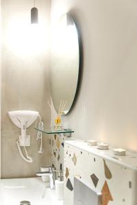 bagno con specchio e lavandino di 9 Luxury Rooms a Sárti