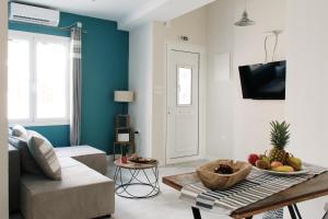 una sala de estar con un sofá y una mesa en Antia House - Syros, en Ermoupoli