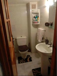 A bathroom at appartement propre et calme à proximité de la gare ferroviaire