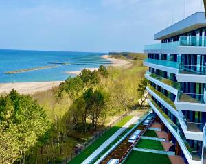 - un bâtiment avec vue sur la plage dans l'établissement Nautic Park Apartamenty, à Darłówko