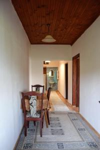 een eetkamer met een tafel en stoelen en een plafond bij Skadar Lake House in Bar