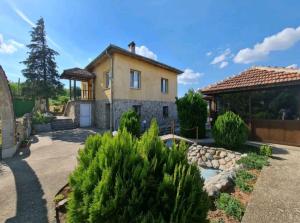 a house with a garden and a building at Guest House Gorski Kut in Granitovo