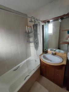 a bathroom with a sink and a tub and a shower at Casa amplia y luminosa cerca de Pamplona - Izarren Etxea in Orcoyen
