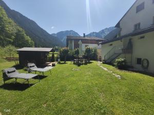 un patio con dos bancos y un edificio y montañas en Alpenchalet Dona en Partenen