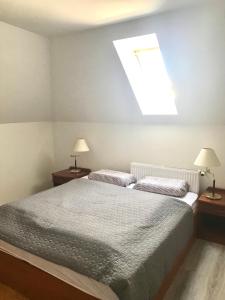 sypialnia z 2 łóżkami i 2 lampkami na stołach w obiekcie Rita Apartman Hévíz w Hévízie