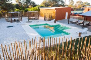 San José de las Salinas的住宿－LAS SALINAS GRAN HOTEL，一个带围栏的院子内的游泳池