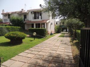 a walkway in front of a house at Casa mare e relax in Pula