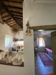 ein Wohnzimmer mit einer Küche und ein Wohnzimmer mit einem Sofa in der Unterkunft dalla fortezza al mare - la vostra casa a San Leo in San Leo