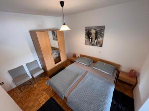 a room with a table with two chairs and a mirror at Apartmani Premijer-Rab in Supetarska Draga