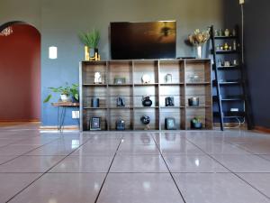 TV a/nebo společenská místnost v ubytování Boh- House