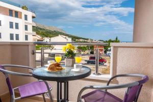 ポドストラナにあるAntonio apartmaniの海の景色を望むバルコニー(テーブル付)