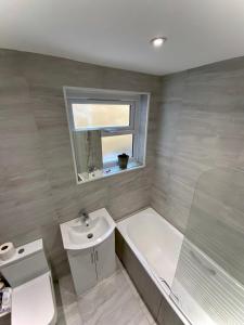 Ванна кімната в Victorian convert Ground Floor flat with High Ceilings & Garden