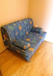 um sofá azul sentado no canto de uma sala em Apartman Crikvenica 30099 - Dane em Crikvenica