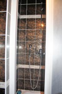 um chuveiro na casa de banho com uma parede de azulejos em Apartman Crikvenica 30099 - Dane em Crikvenica