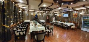 Restoran või mõni muu söögikoht majutusasutuses Hotel Grand Royal Jizzakh