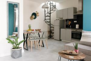 sala de estar con mesa y cocina en Antia House - Syros, en Ermoupoli