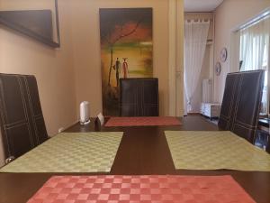 una camera con due tappetini su un tavolo di Charming Retreat ad Atene