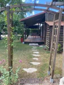 Vonkajšia záhrada v ubytovaní Mobilhome sous chalet en bois à la ferme
