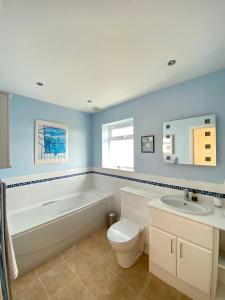 Bathroom sa Sea View 5 Bed House Next To Water Sports & Golf