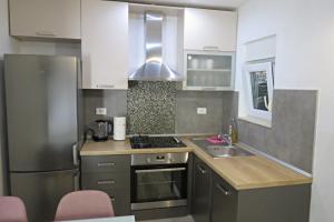 Kuchyň nebo kuchyňský kout v ubytování Apartmani Lucia