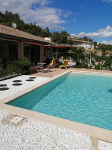 Majoituspaikassa Villa de vacances avec piscine chauffée proche d Anduze tai sen lähellä sijaitseva uima-allas