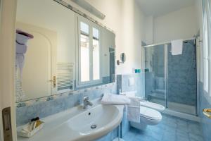 Et badeværelse på Residenza Due Torri check in presso HOTEL CENTRALE Vicolo Cattani 7