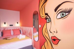 a bedroom with a painting of a woman at Casual Pop Art Benidorm in Benidorm
