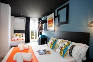a bedroom with a white bed with blue walls at Casual Pop Art Benidorm in Benidorm