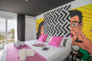 Кровать или кровати в номере Casual Pop Art Benidorm