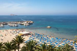 una playa con muchas sombrillas y gente en Casual Pop Art Benidorm, en Benidorm