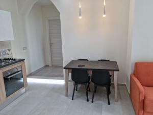 eine Küche mit Tisch, Stühlen und Sofa in der Unterkunft Casa Sofia in Gaeta
