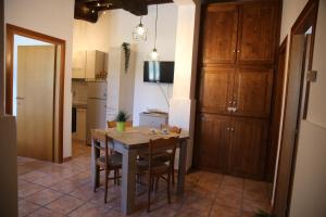 A kitchen or kitchenette at Appartamenti il PALAZZACCIO