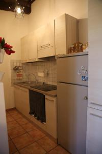 A kitchen or kitchenette at Appartamenti il PALAZZACCIO