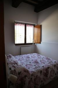 A bed or beds in a room at Appartamenti il PALAZZACCIO